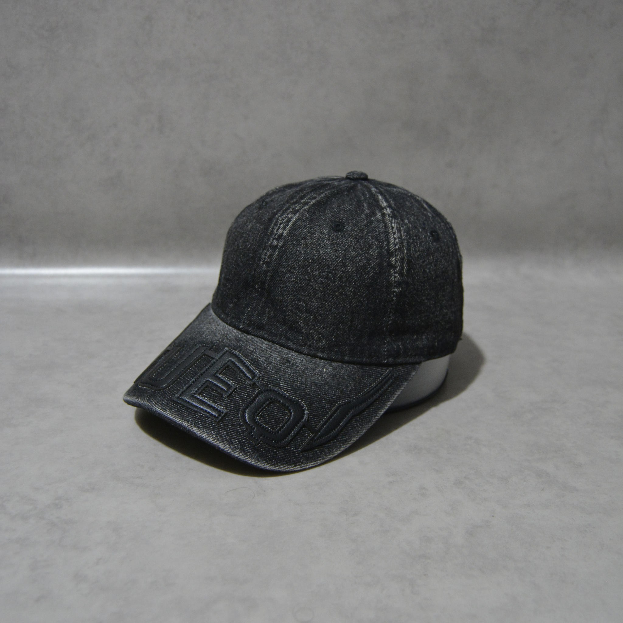 Casquette élégente  en jean noir