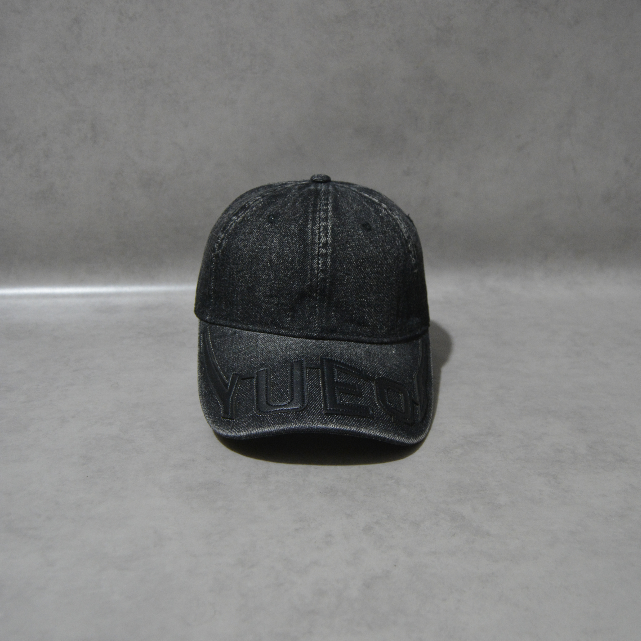 Casquette élégente  en jean noir