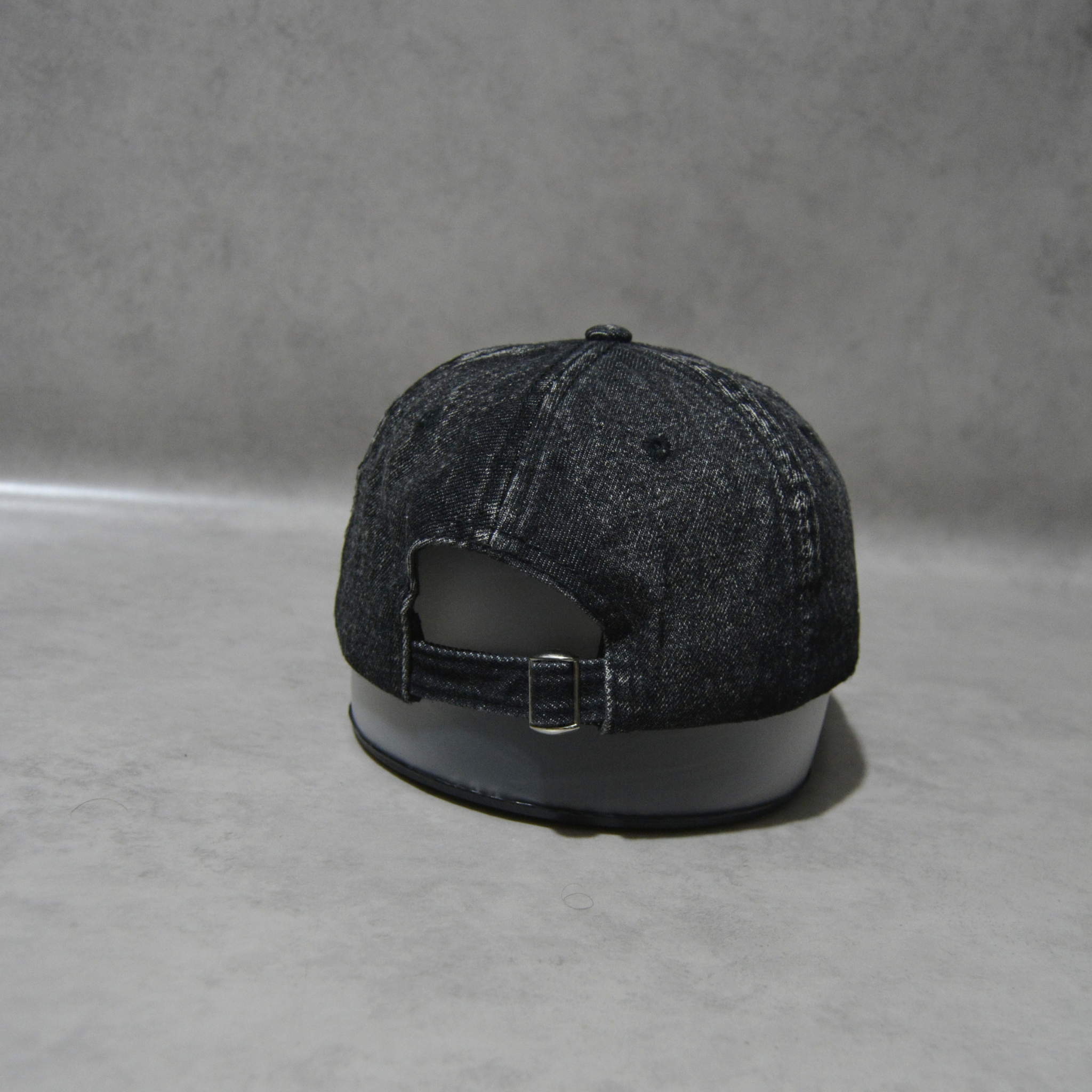 Casquette élégente  en jean noir