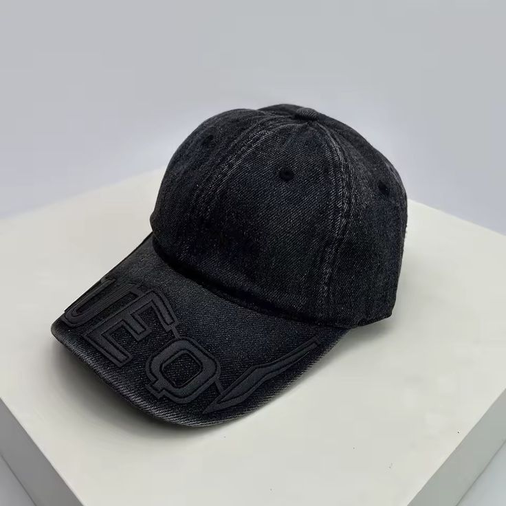Casquette élégente  en jean noir