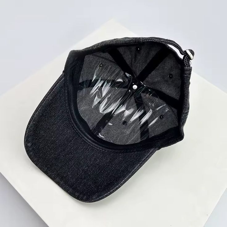 Casquette élégente  en jean noir