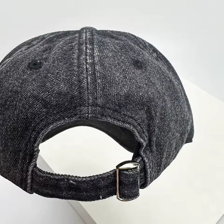 Casquette élégente  en jean noir